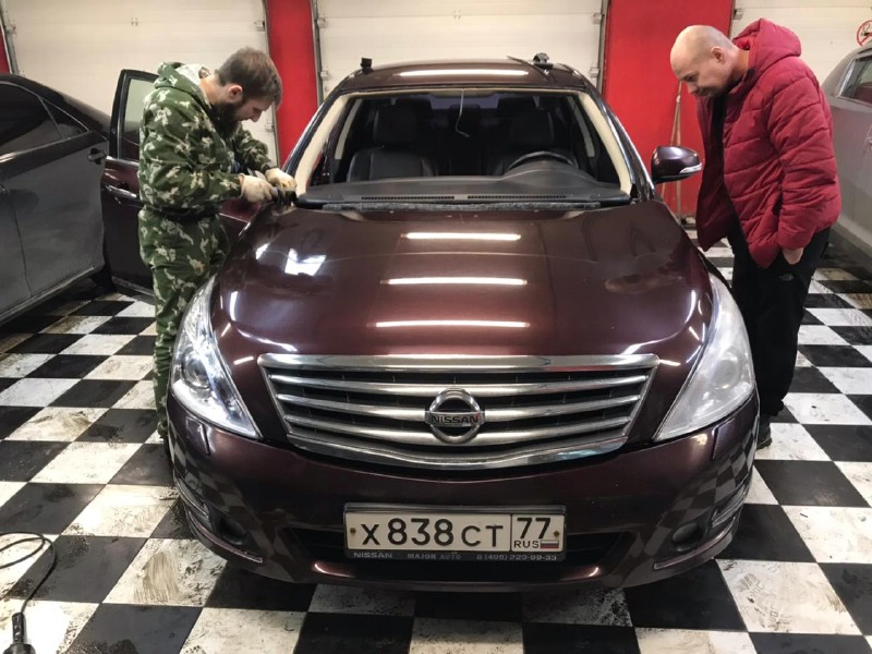 Замена лобового стекла Nissan Teana
