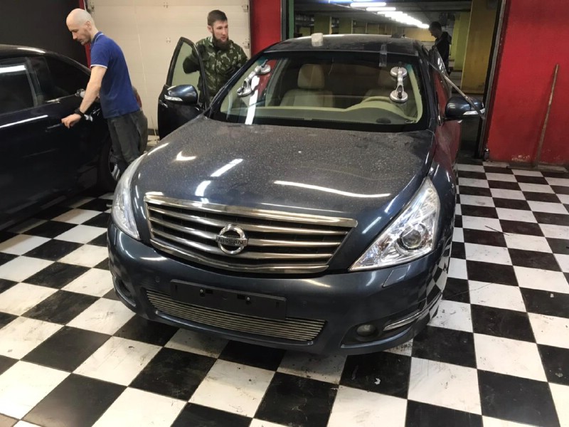 Замена лобового стекла Nissan Teana