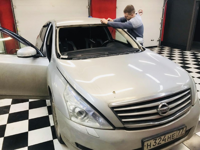 Замена лобового стекла Nissan Teana