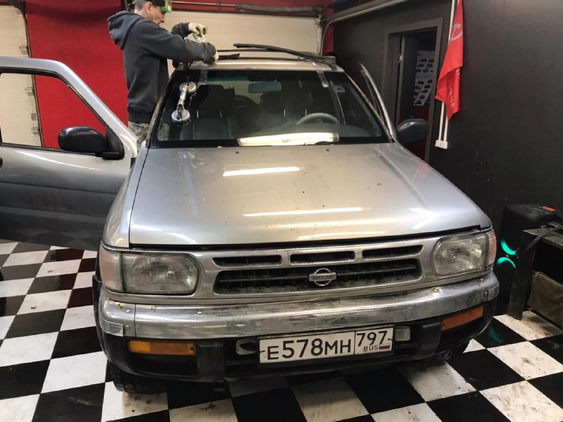 Замена лобового стекла Nissan Terrano