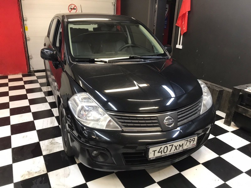 Замена лобового стекла Nissan Tiida