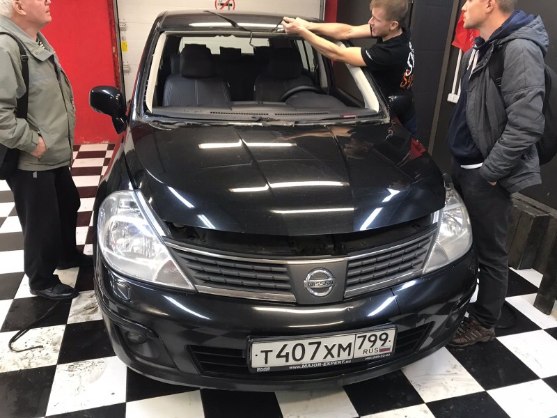Замена лобового стекла Nissan Tiida