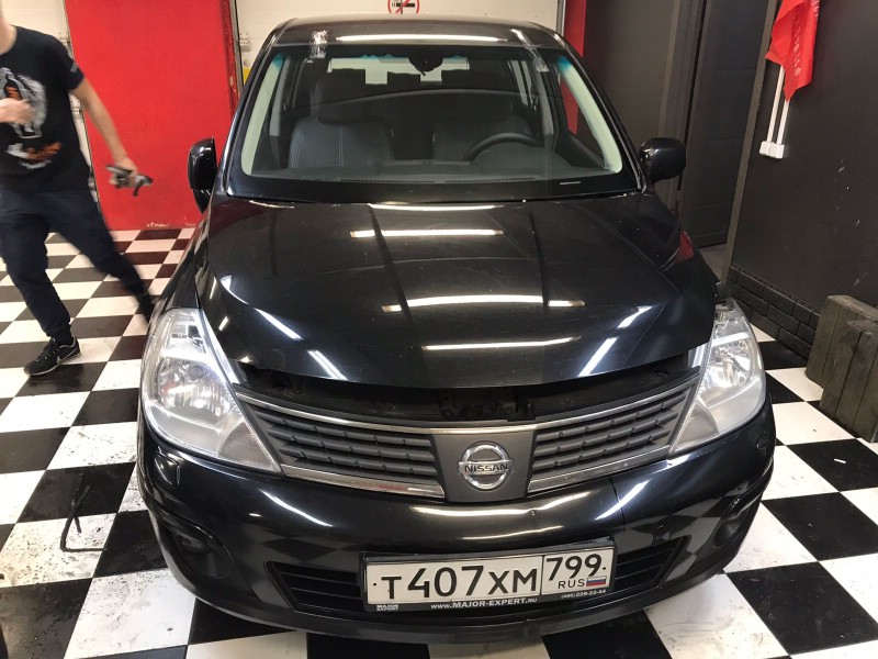 Замена лобового стекла Nissan Tiida