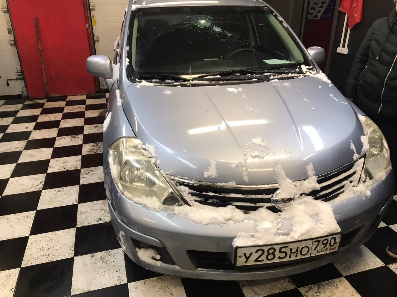 Замена лобового стекла Nissan Tiida