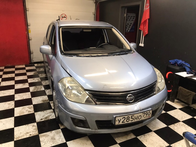 Замена лобового стекла Nissan Tiida