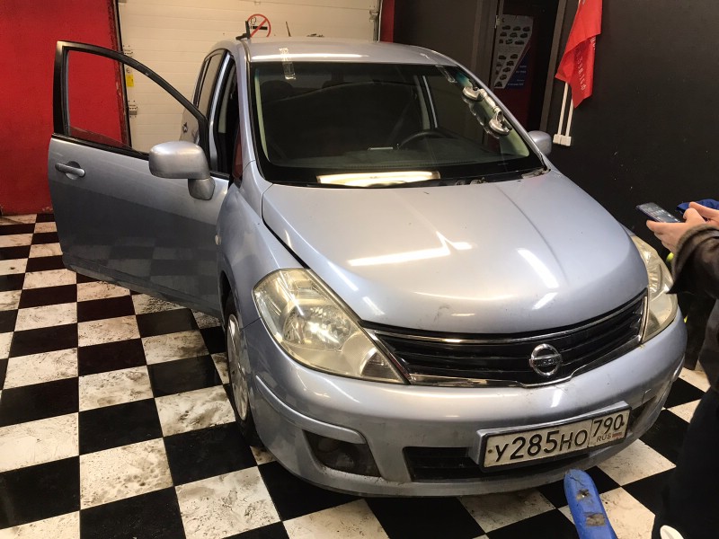 Замена лобового стекла Nissan Tiida