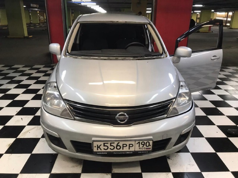 Замена лобового стекла Nissan Tiida