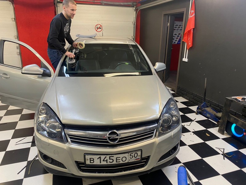 Замена лобового стекла Opel Astra H