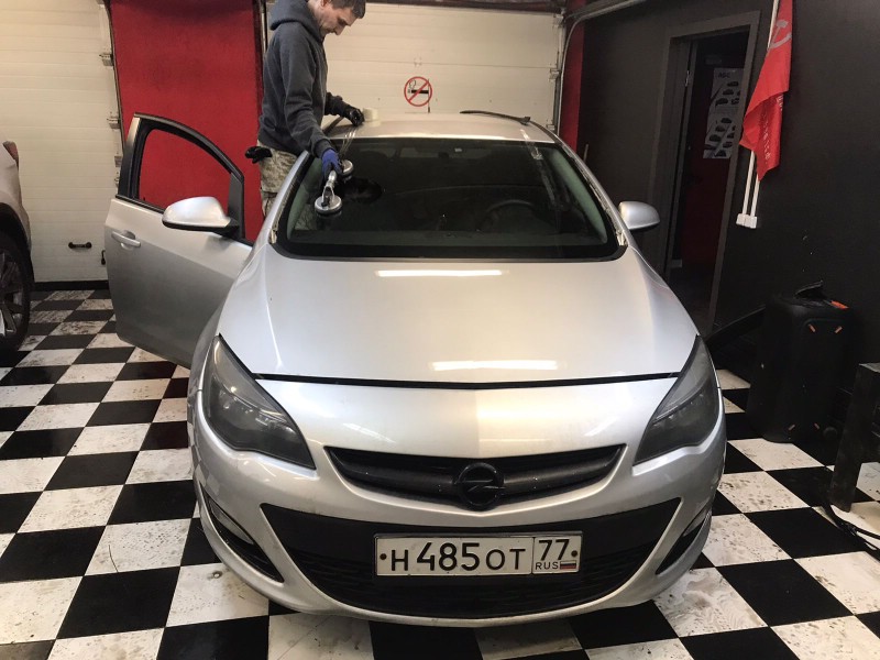 Замена лобового стекла Opel Astra J