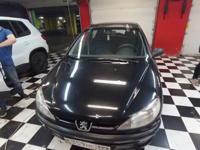 Замена лобового стекла Peugeot 206