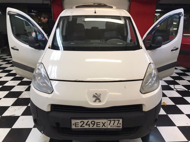 Замена лобового стекла Peugot Partner
