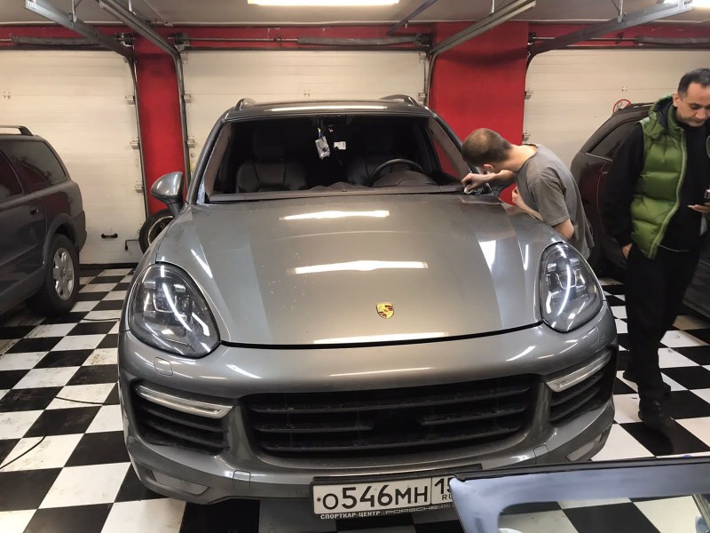 Замена лобового стекла Porshe Cayenne