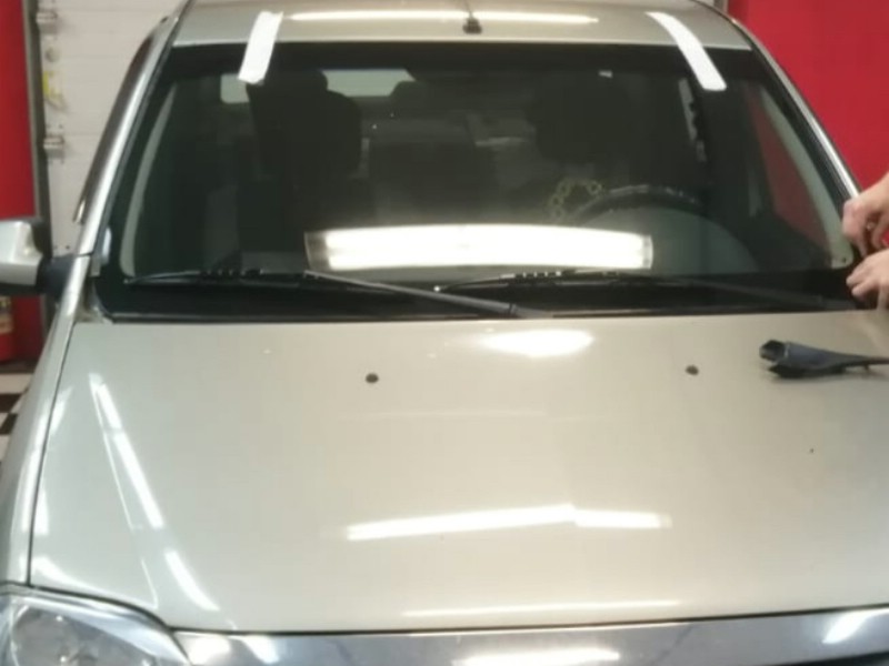 Замена лобового стекла Renault Logan