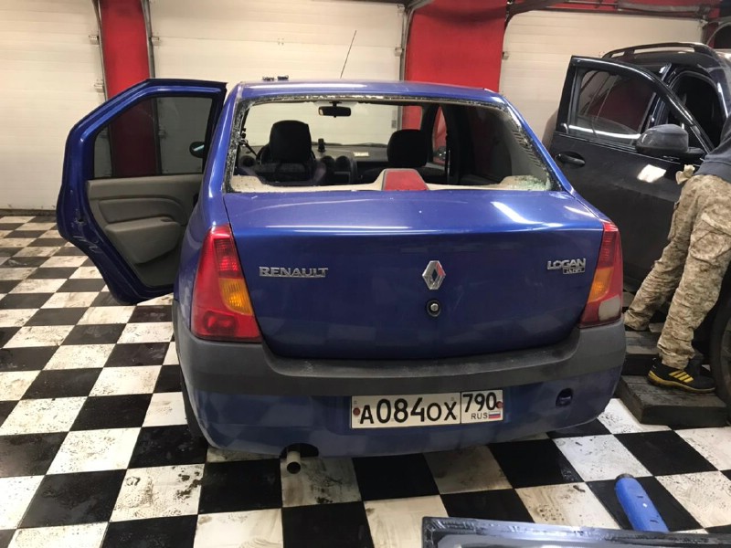 Замена заднего стекла Renault Logan