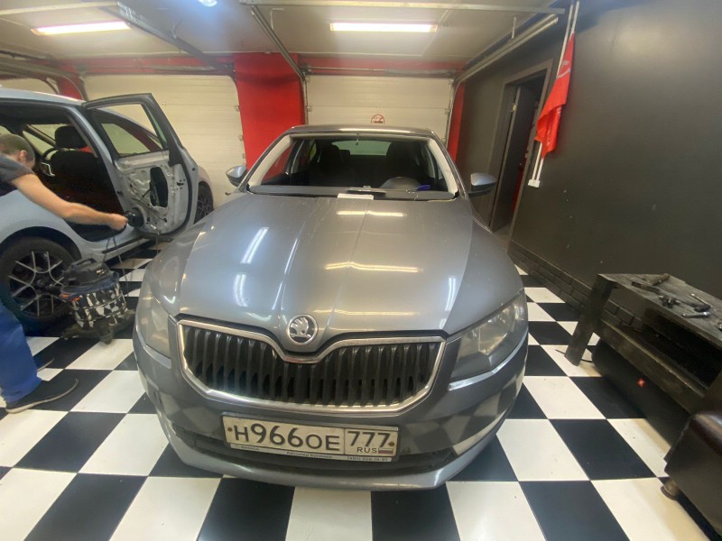 Замена лобового стекла Skoda Octavia A7