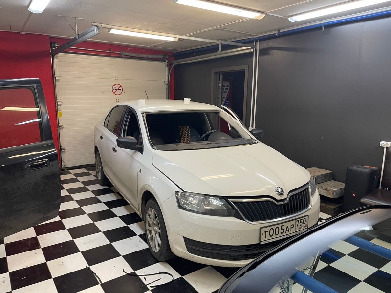 Замена лобового стекла Skoda Rapid