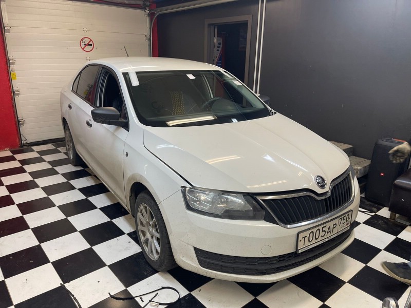 Замена лобового стекла Skoda Rapid
