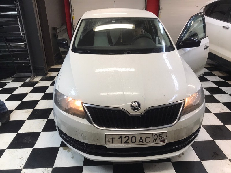 Замена лобового стекла Skoda Rapid