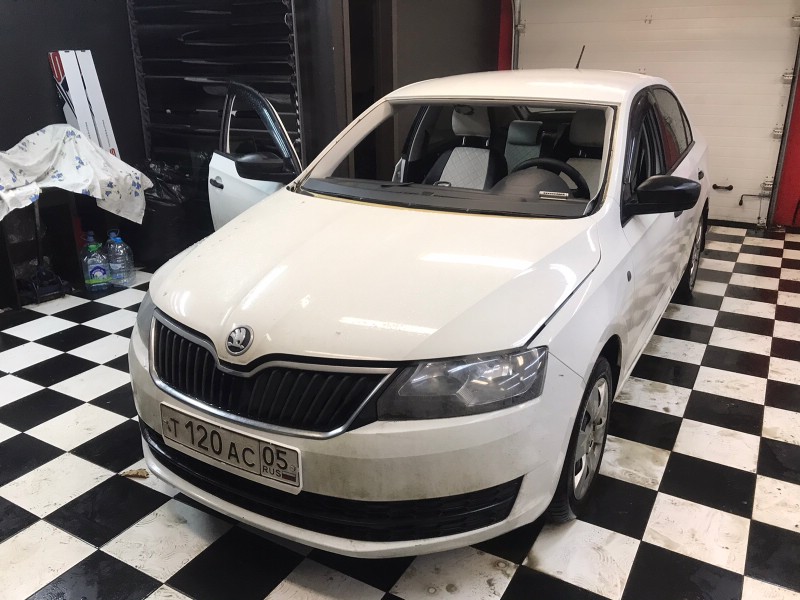 Замена лобового стекла Skoda Rapid
