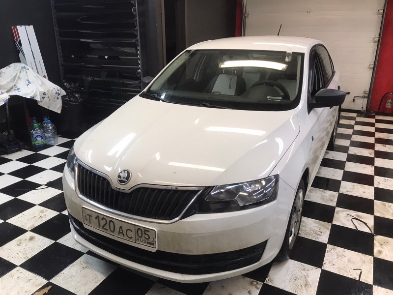 Замена лобового стекла Skoda Rapid