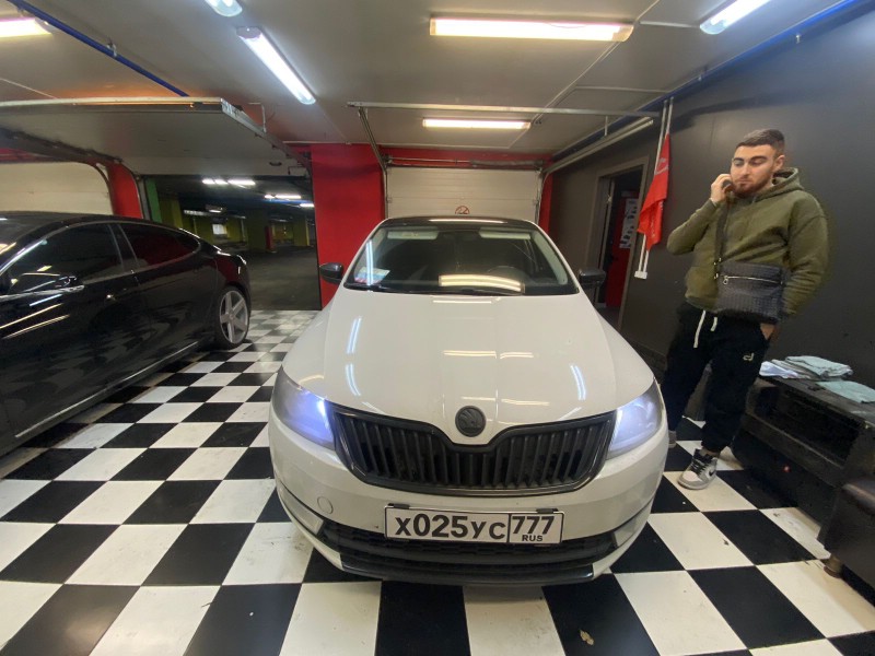 Замена лобового стекла Skoda Rapid