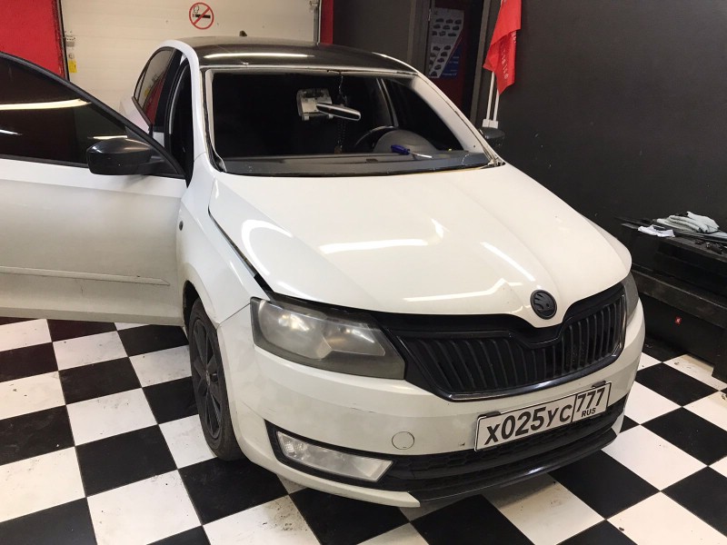Замена лобового стекла Skoda Rapid