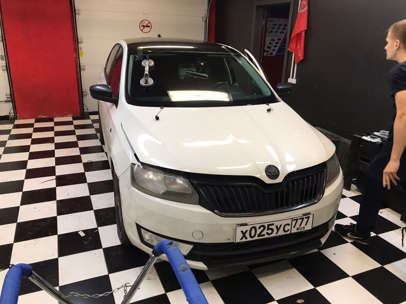 Замена лобового стекла Skoda Rapid