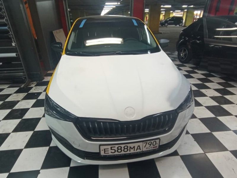 Замена лобового стекла Skoda Rapid