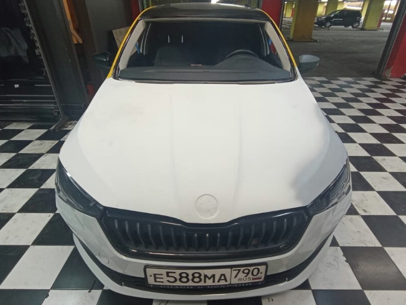 Замена лобового стекла Skoda Rapid