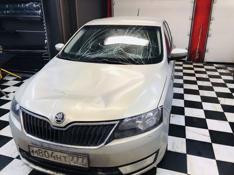 Замена лобового стекла Skoda Rapid LBK
