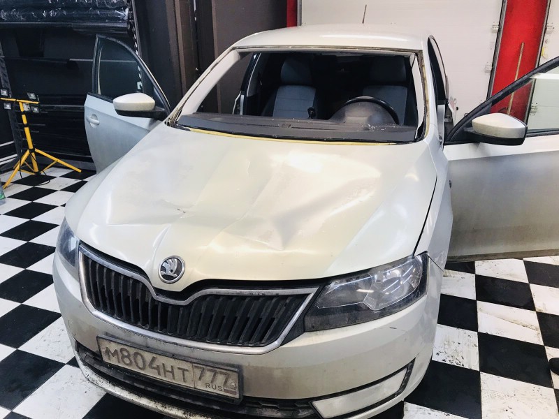 Замена лобового стекла Skoda Rapid LBK