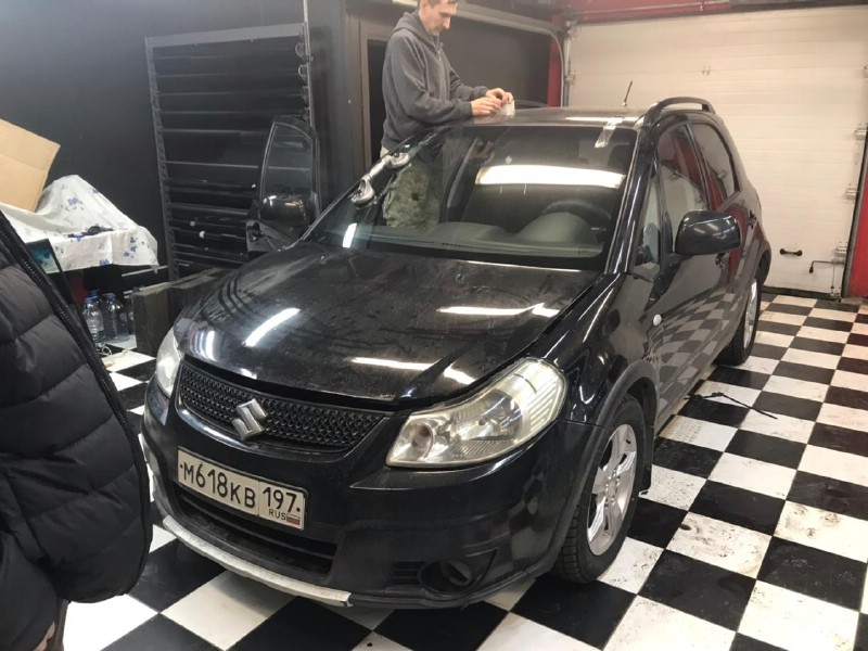 Замена лобового стекла Suzuki SX4
