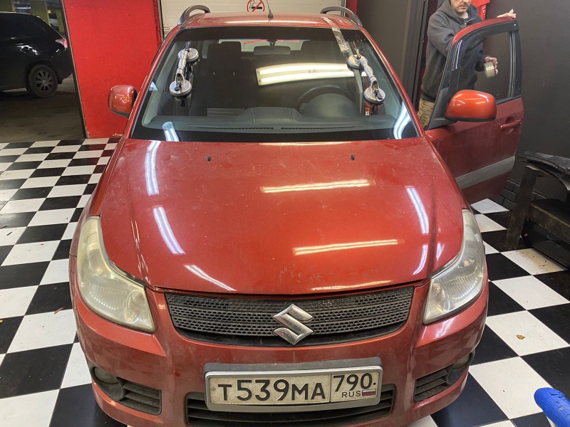 Замена лобового стекла Suzuki SX4