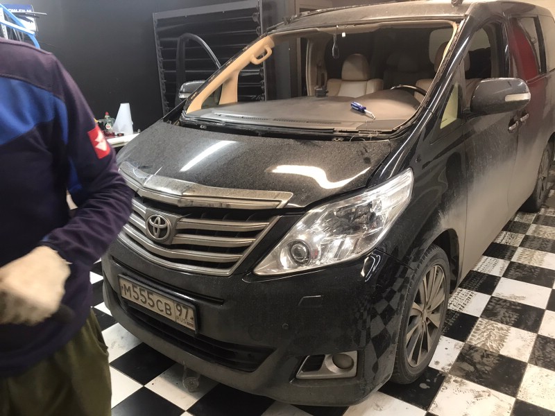 Замена лобового стекла Toyota Aphard