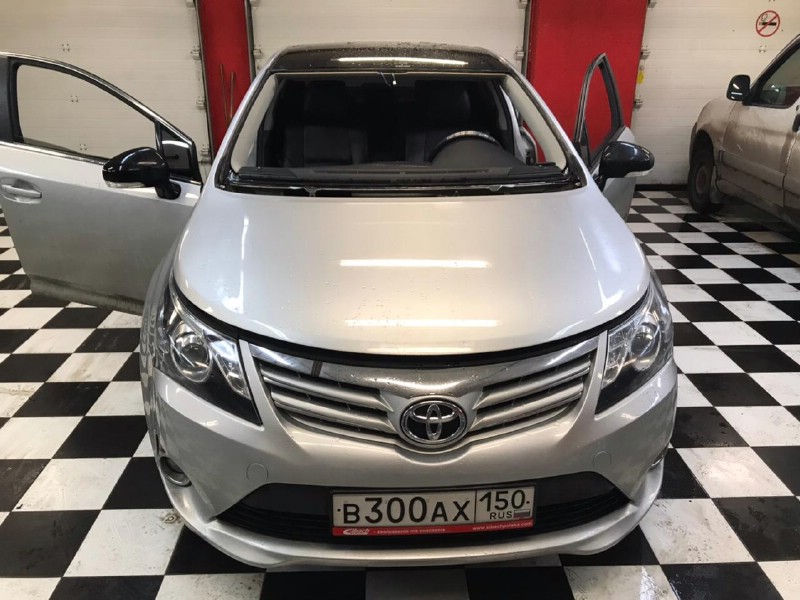 Замена лобового стекла Toyota Avensis
