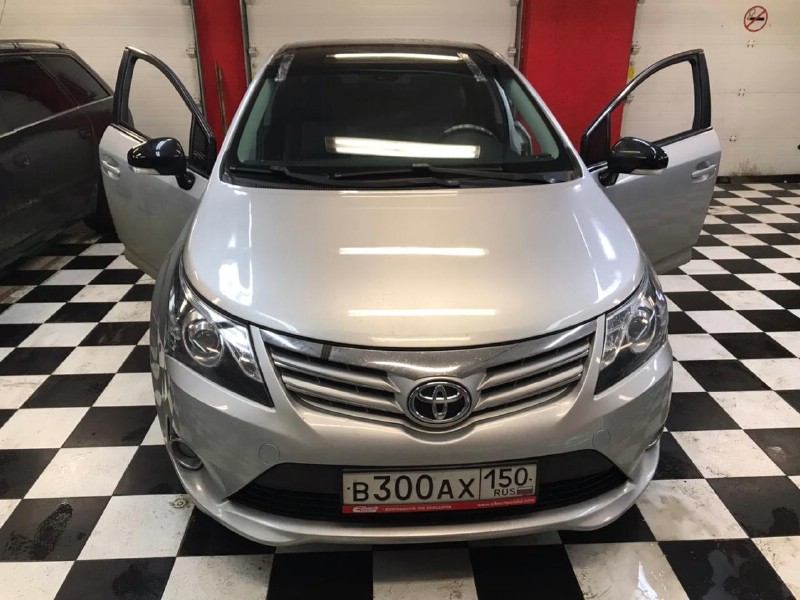 Замена лобового стекла Toyota Avensis
