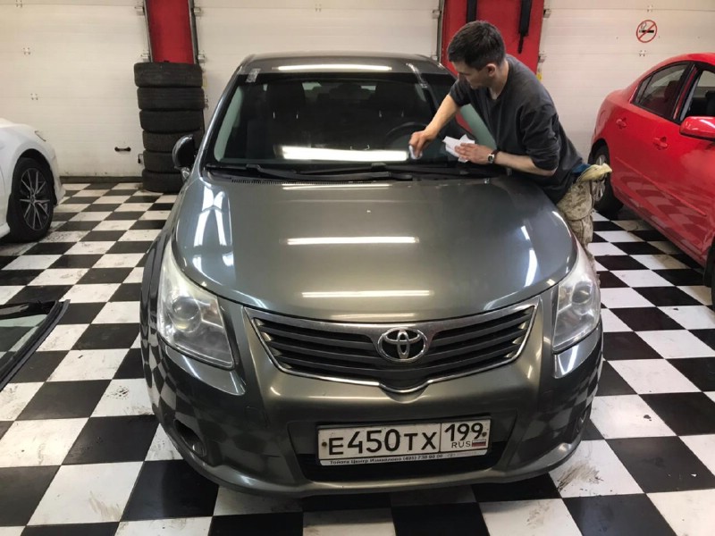 Замена лобового стекла Toyota Avensis