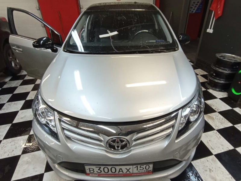 Замена лобового стекла Toyota Avensis