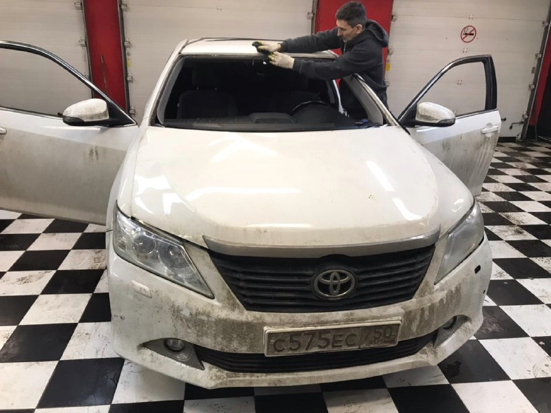 Замена лобового стекла Toyota Camry