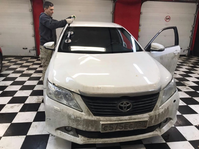 Замена лобового стекла Toyota Camry