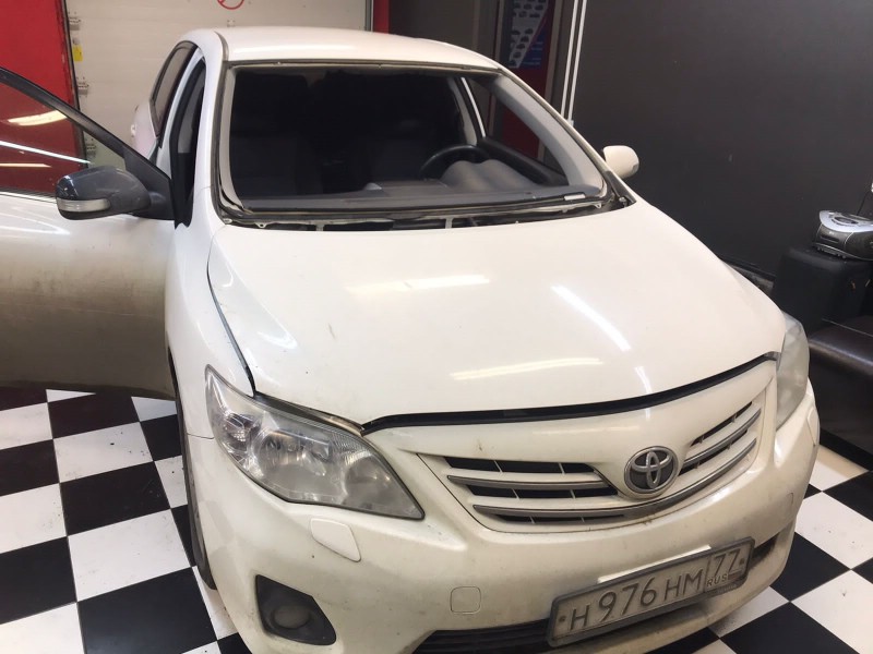 Замена лобового стекла Toyota Corolla