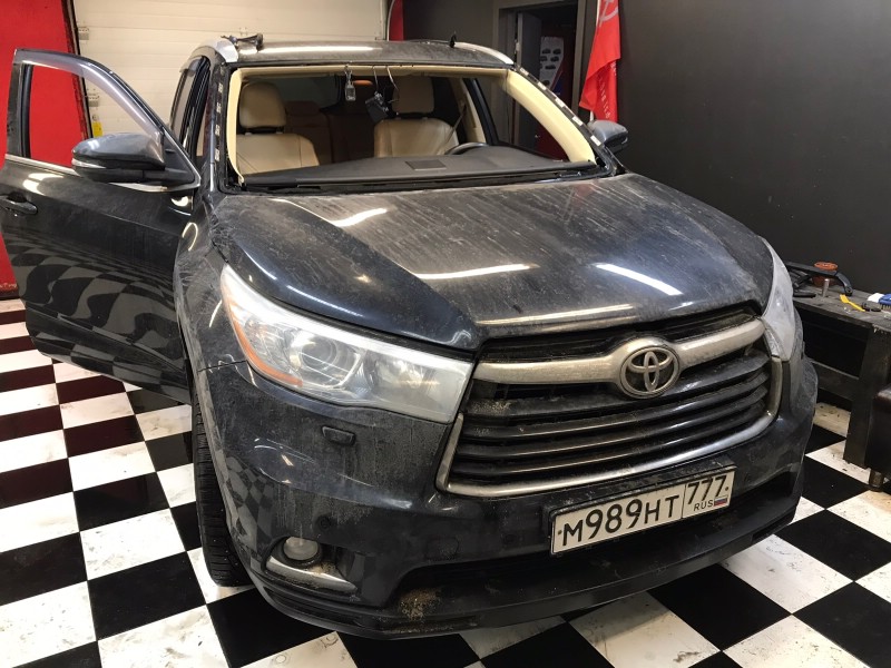 Замена лобового стекла Toyota Highlander