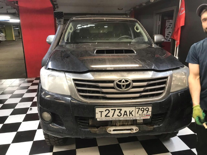 Замена лобового стекла Toyota Hilux