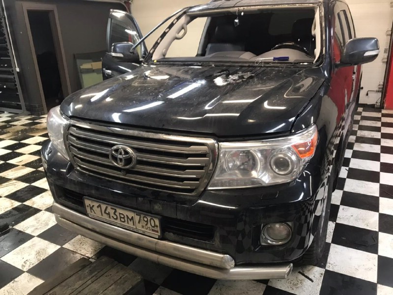 Замена лобового стекла Toyota Land Cruiser 200
