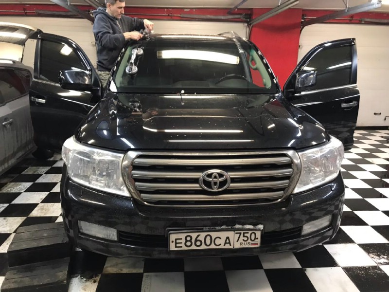 Замена лобового стекла Toyota Land Cruiser 200