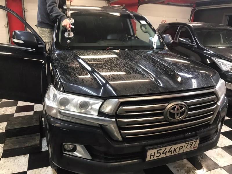 Замена лобового стекла Toyota Land Cruiser 200
