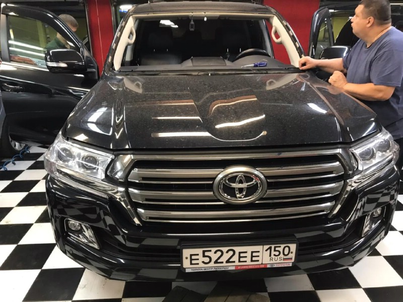 Замена лобового стекла Toyota Land Cruiser 200
