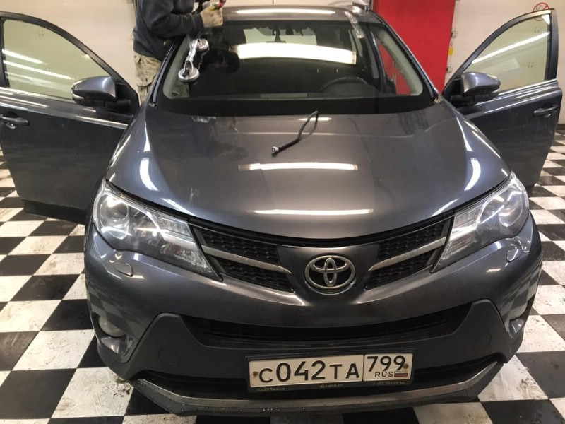 Замена лобового стекла Toyota Rav4