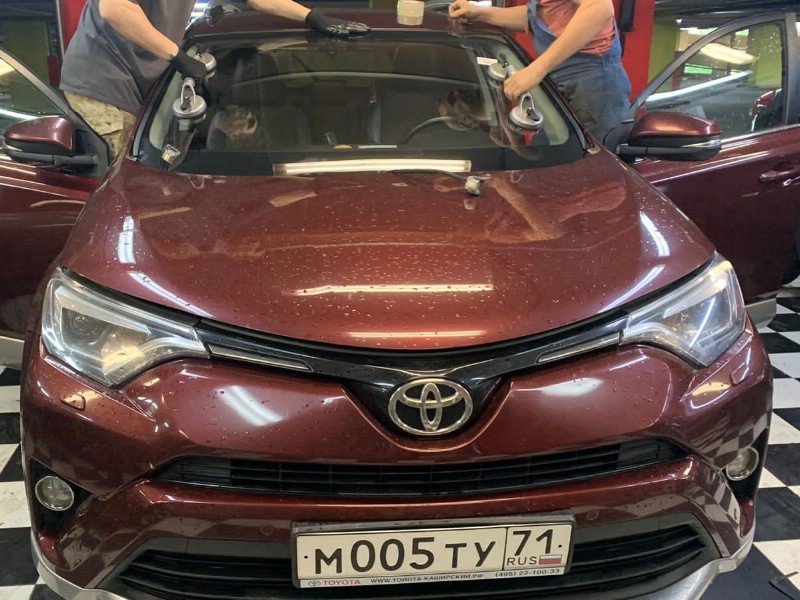 Замена лобового стекла Toyota Rav 4