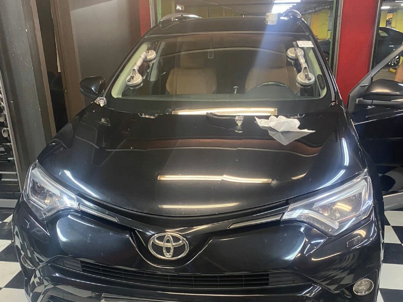 Замена лобового стекла Toyota Rav4